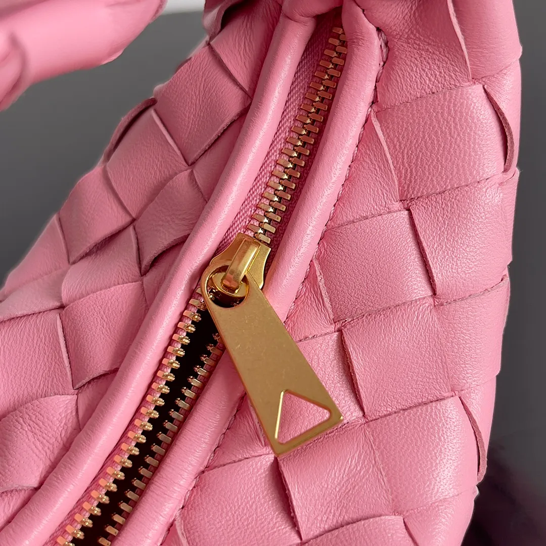Batch 1080 BV super mini JODIE handbag, dumpling bag, braided knotted bag, simple, fashionable and super cute🍒Every color is high-end. It is a smaller version of the original mini version🤣It can only hold cuteness🍓🍓The upper body is fashionable and romantic. The fashionable bags created by Daniel Lee are really more and more favored by street experts. Style number: 730828 Size: 17*16*6.5